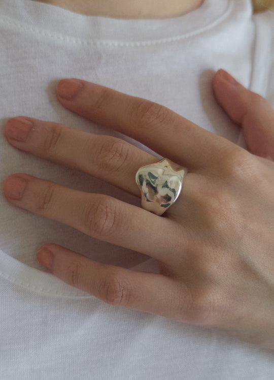 MATOIのシルバー925製メルトワイドリング（Melt Wide Ring）の着用・商品イメージ