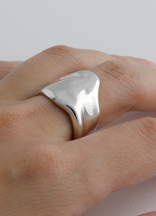 MATOIのシルバー925製メルトワイドリング（Melt Wide Ring）の着用・商品イメージ