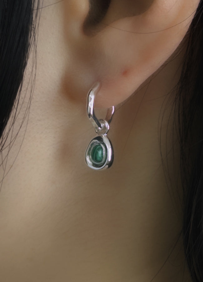 ニュアンスブラック オーバル ラインストーン カジュアルカッコいい　ピアス ニュアンスブラック オーバル ラインストーン カジュアルカッコ