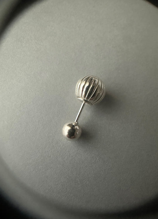 Teilenのスタッブワンイヤーピアス5mm（シルバー925）の着用・商品イメージ