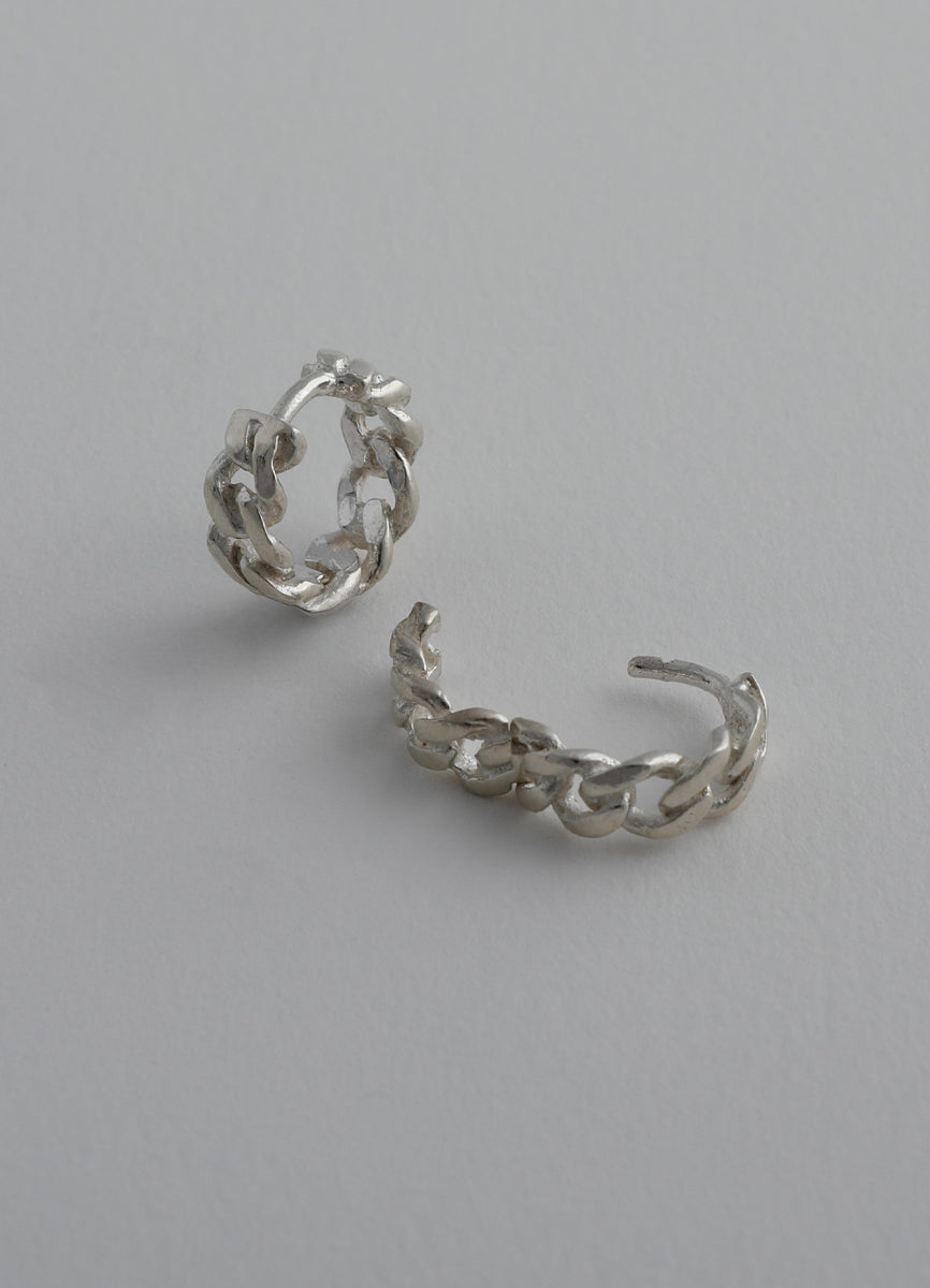 喜平チェーンミニフープピアス (SV.18KGP) Teilen