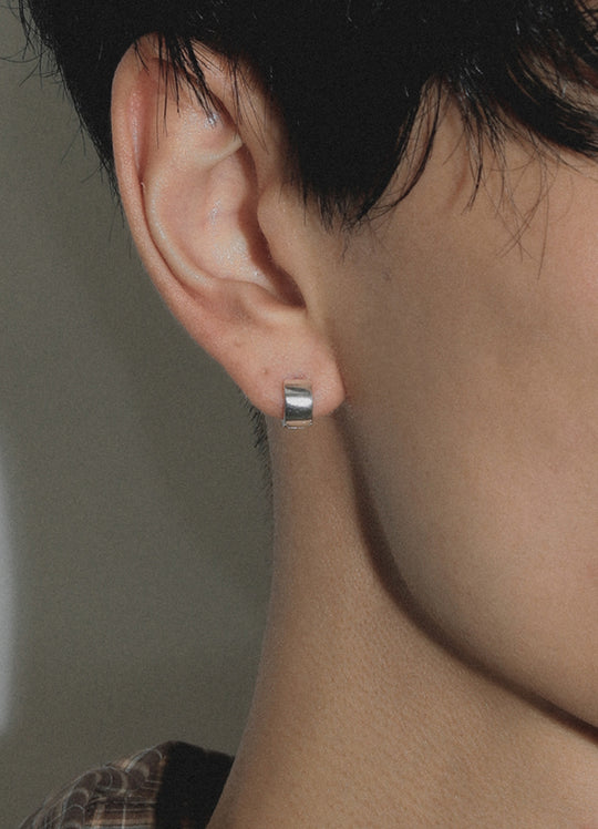 Teilenのシルバー925/18KGP製ロールミニフープピアスの着用・商品イメージ
