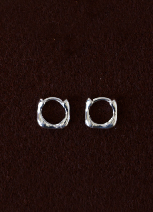 スクエアミニフープピアス8mm  Teilen