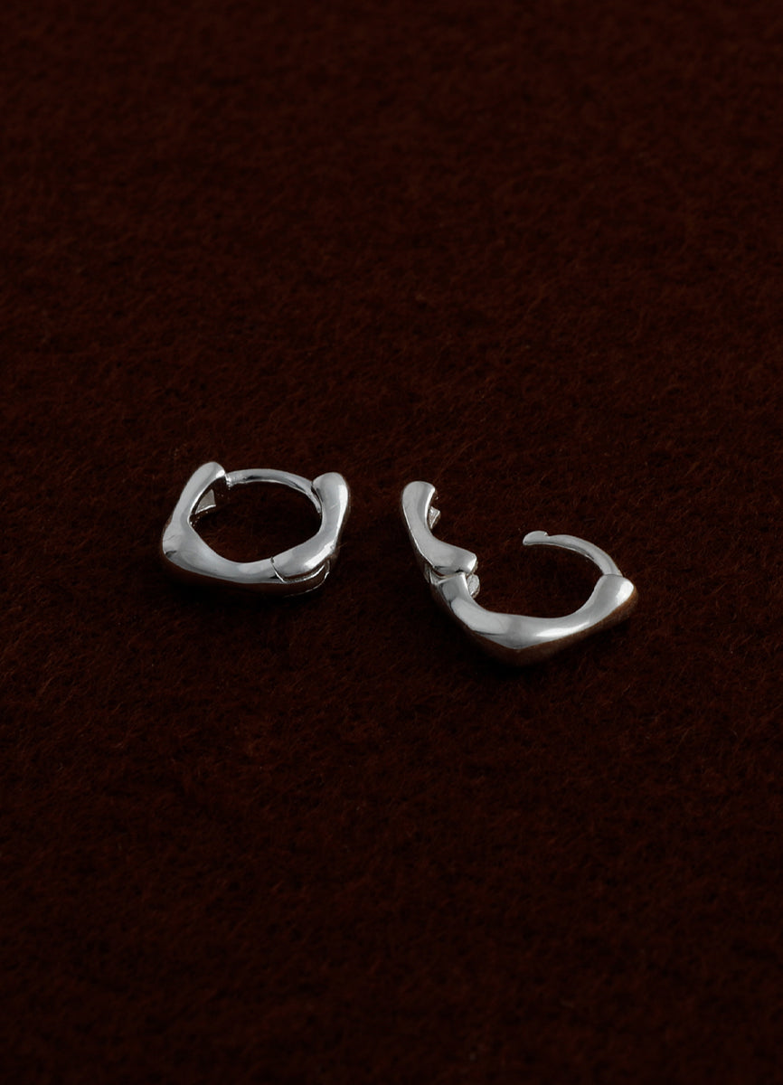 スクエアミニフープピアス8mm  Teilen