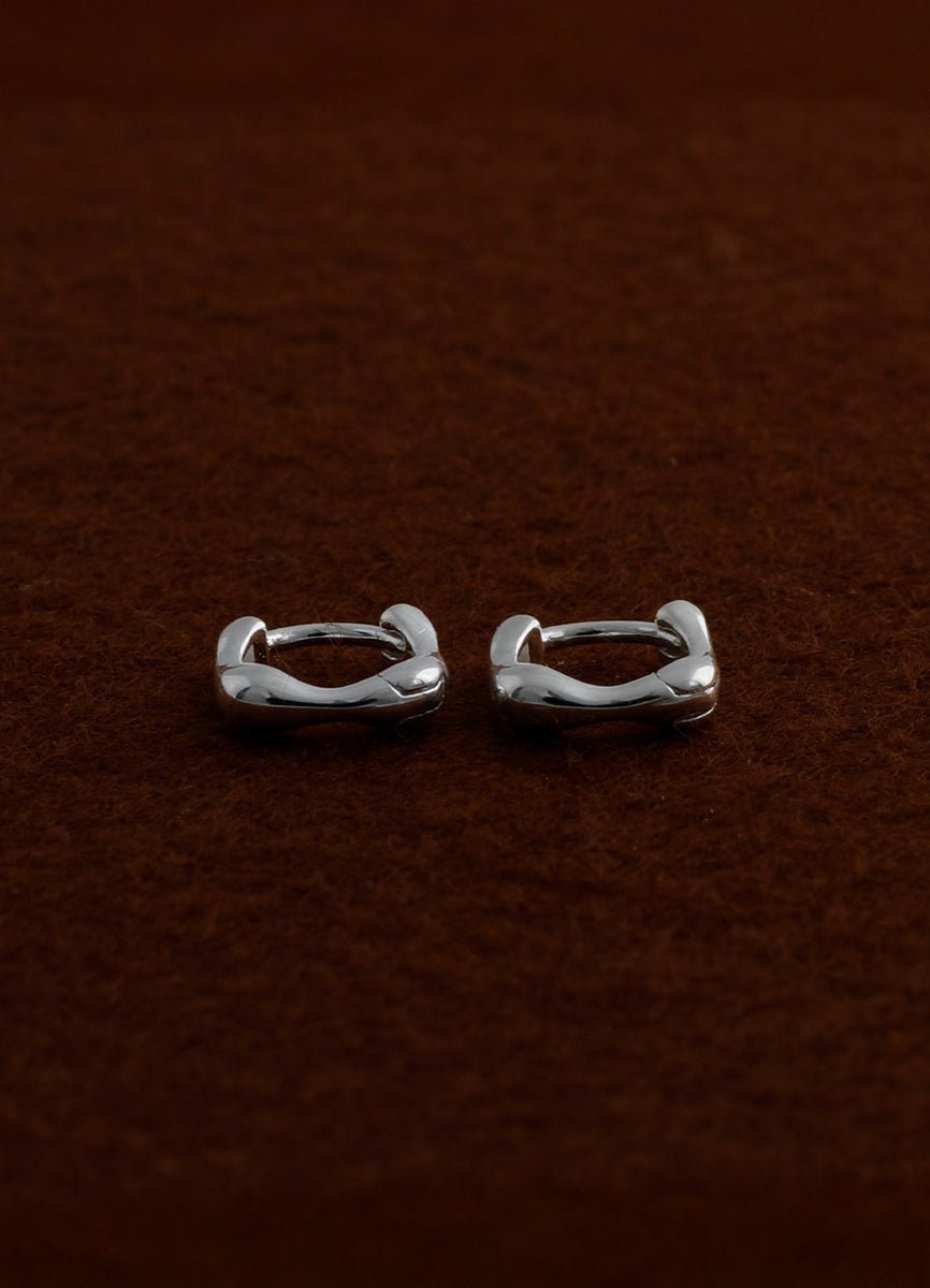 スクエアミニフープピアス8mm  Teilen