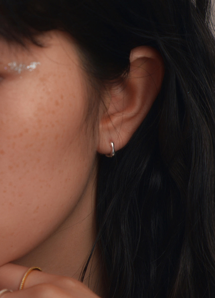 スクエアミニフープピアス8mm  Teilen