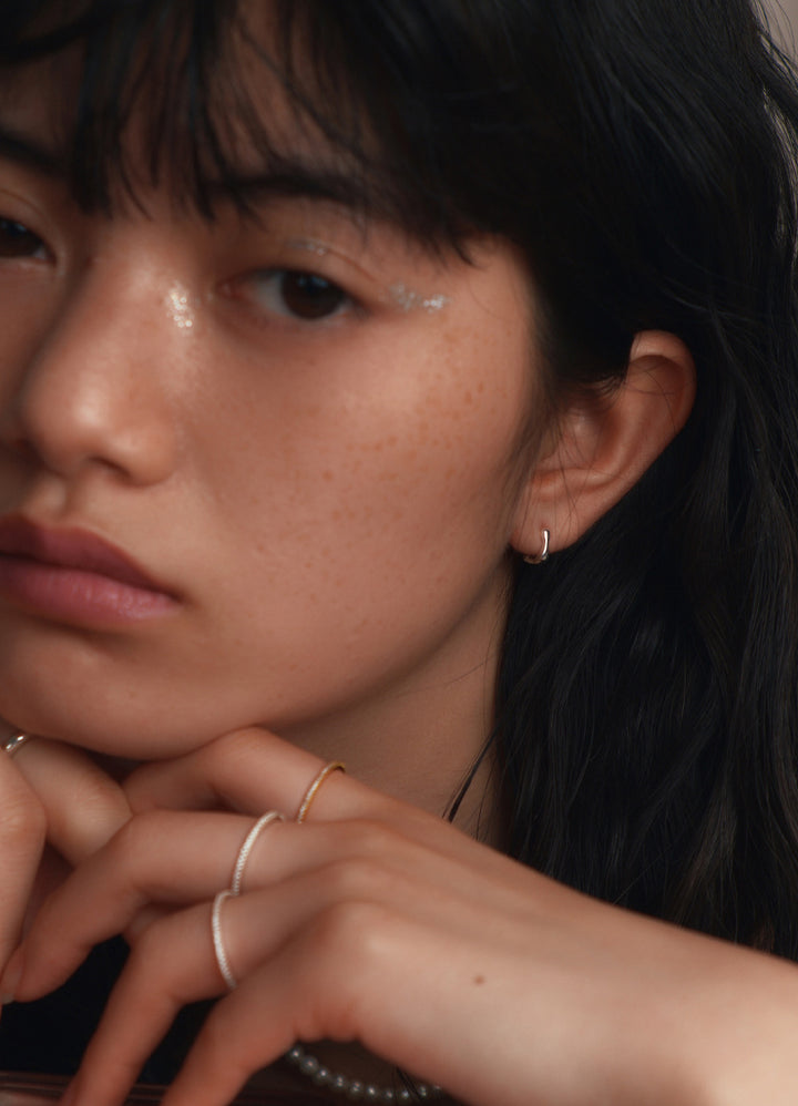 スクエアミニフープピアス8mm  Teilen