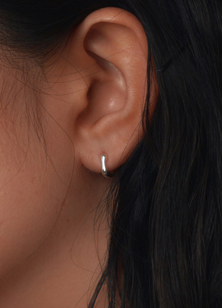 スクエアミニフープピアス8mm  Teilen