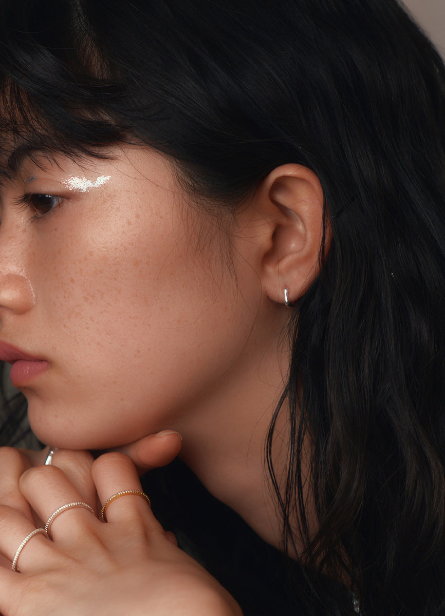 スクエアミニフープピアス8mm  Teilen