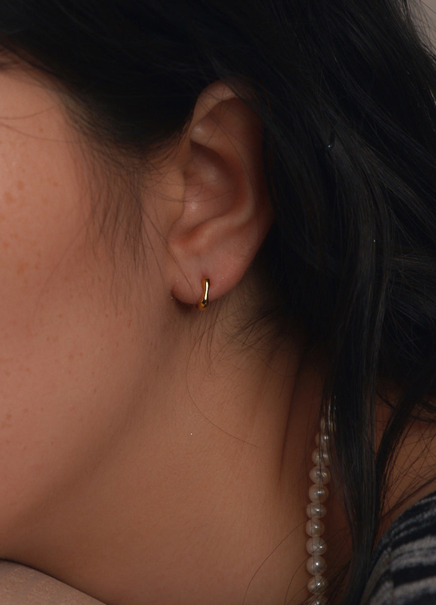 スクエアミニフープピアス8mm  Teilen