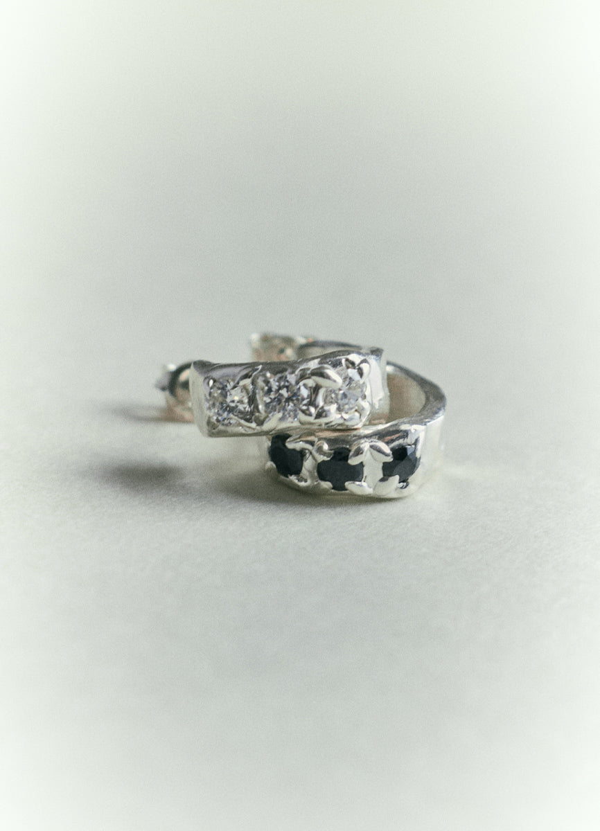 スウェイジルコニアフープピアス(CR.BK) Toii