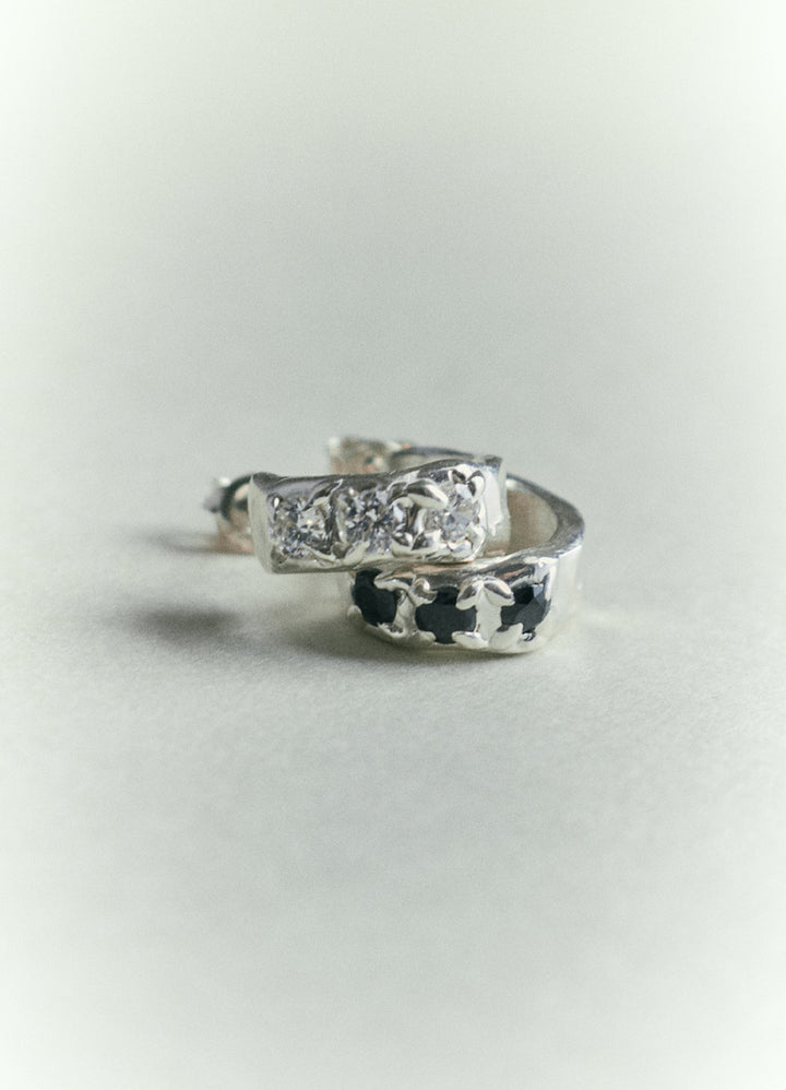 スウェイジルコニアフープピアス(CR.BK) Toii