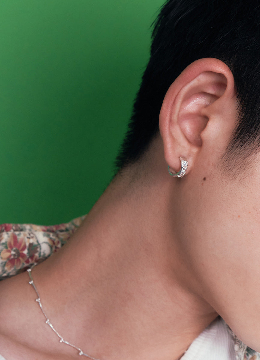 スウェイジルコニアフープピアス(CR.BK) Toii