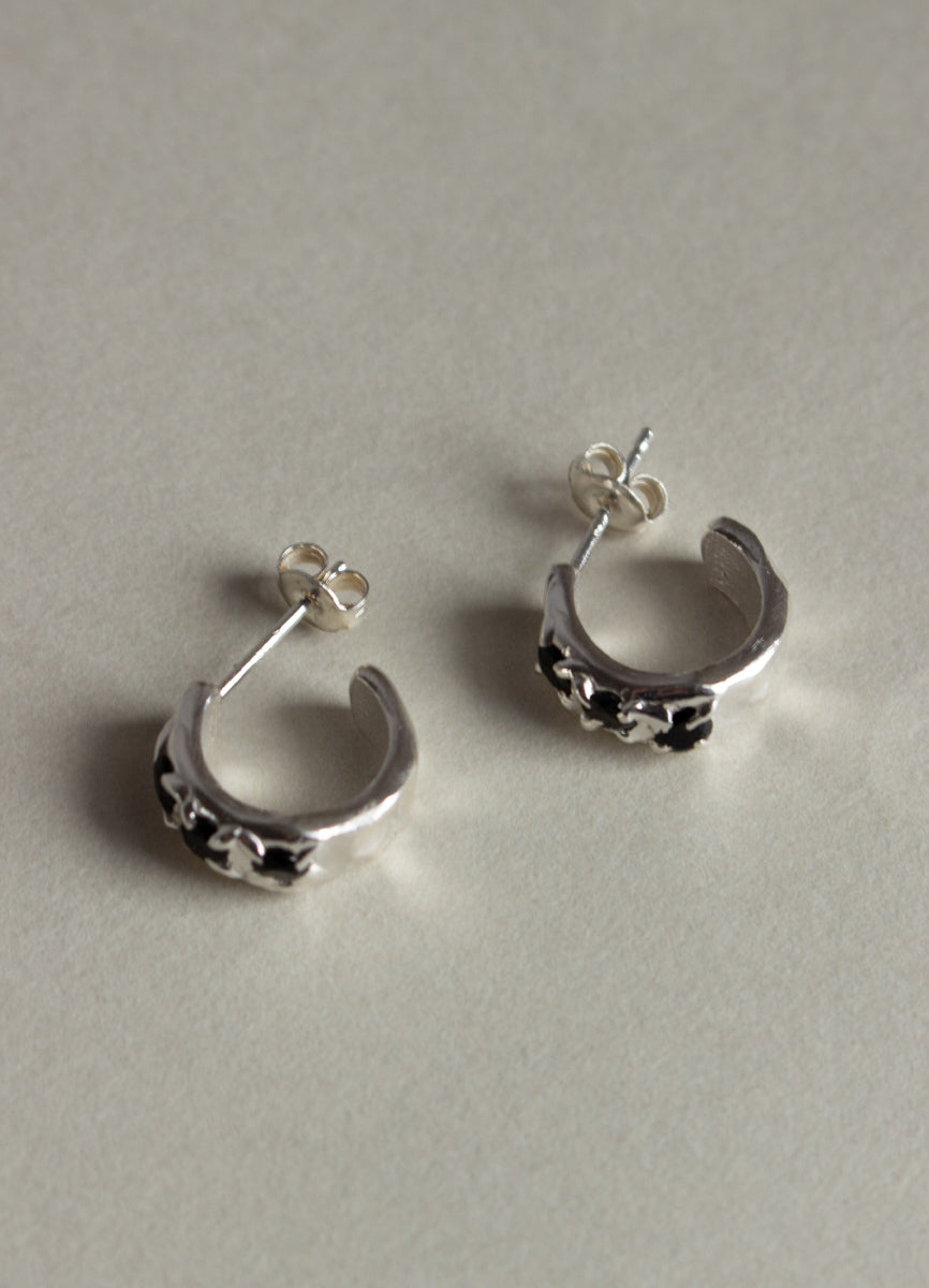 スウェイジルコニアフープピアス(CR.BK) Toii