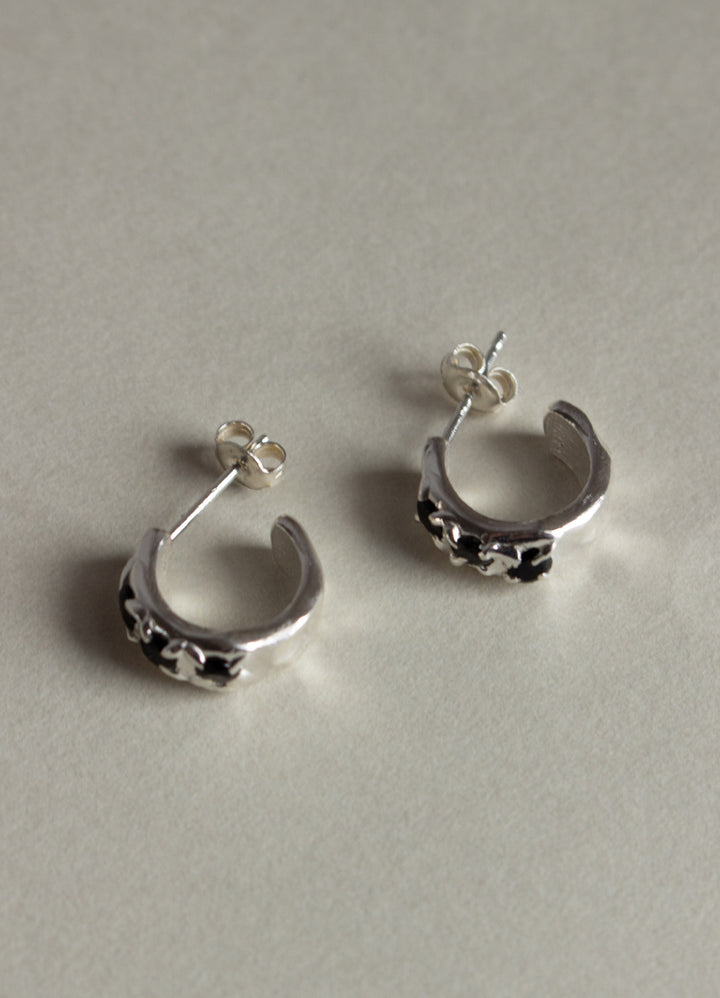 スウェイジルコニアフープピアス(CR.BK) Toii