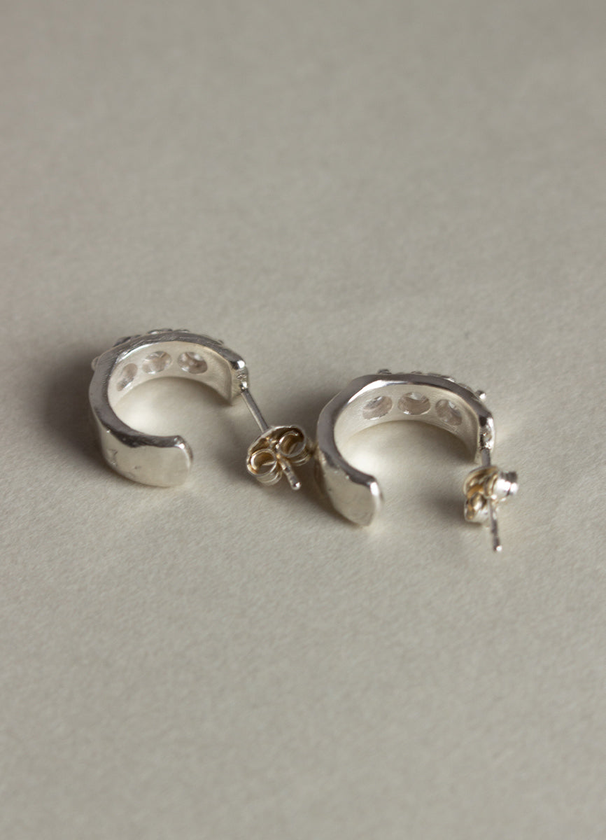 スウェイジルコニアフープピアス(CR.BK) Toii