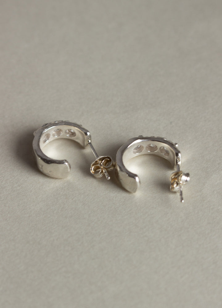 スウェイジルコニアフープピアス(CR.BK) Toii