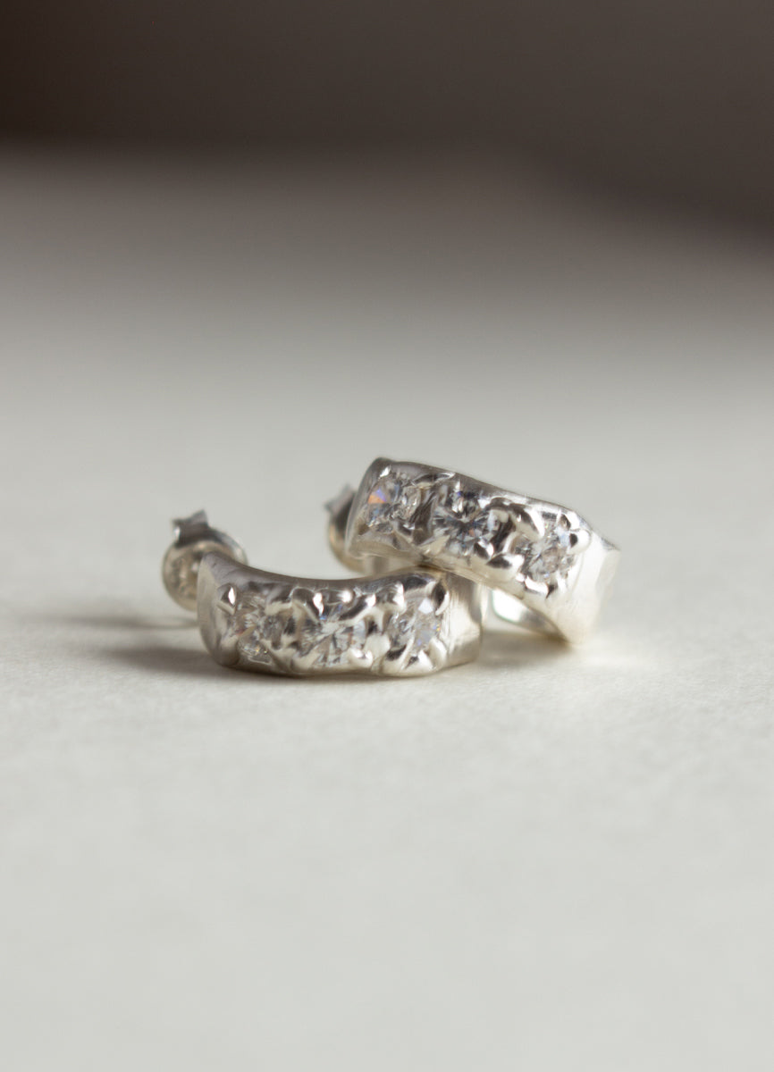 スウェイジルコニアフープピアス(CR.BK) Toii