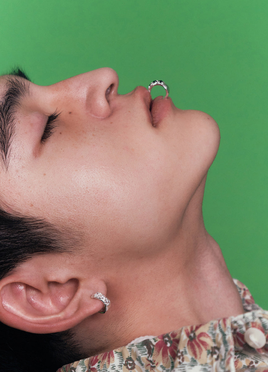 スウェイジルコニアフープピアス(CR.BK) Toii