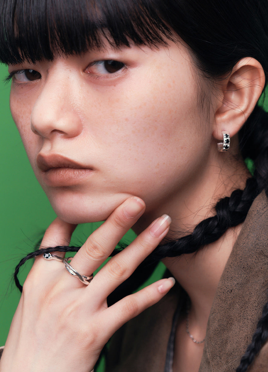 スウェイジルコニアフープピアス(CR.BK) Toii