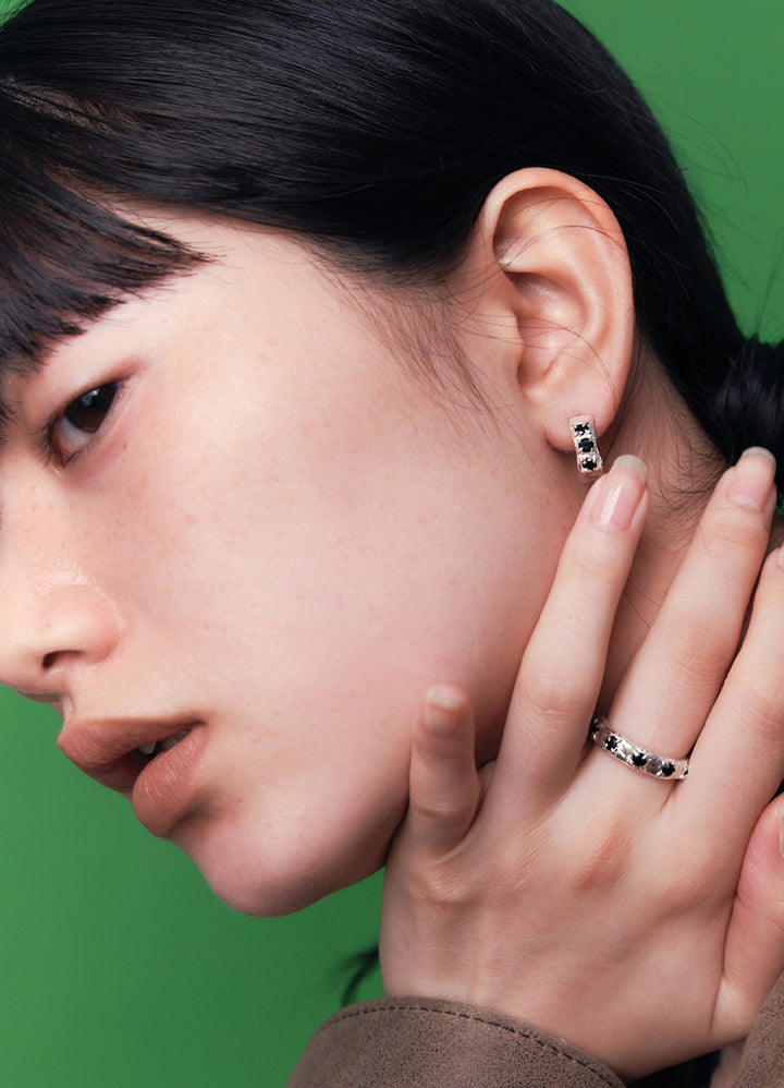 スウェイジルコニアフープピアス(CR.BK) Toii