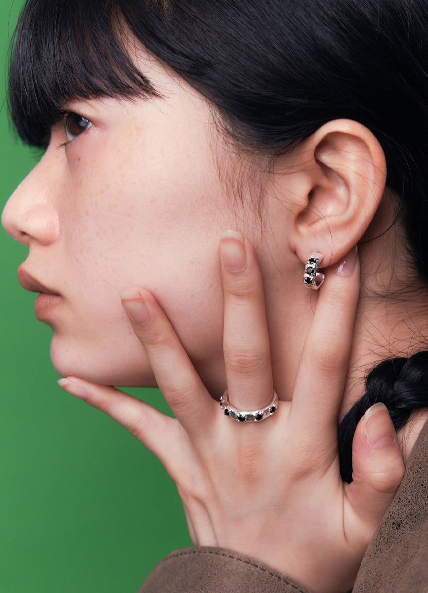 スウェイジルコニアフープピアス(CR.BK) Toii