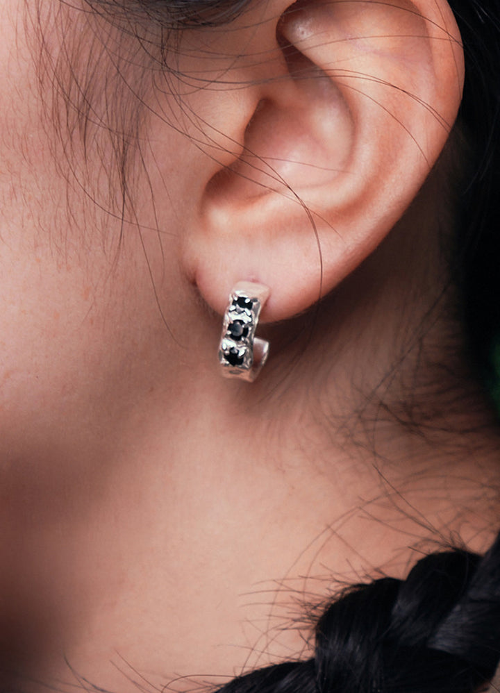 スウェイジルコニアフープピアス(CR.BK) Toii