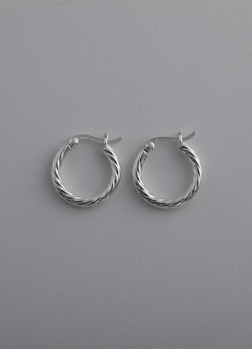 ツイストフープピアス (SV) Teilen