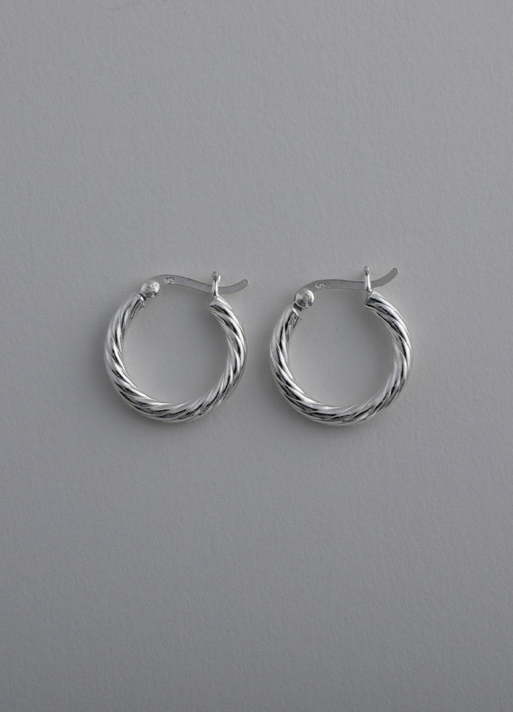 ツイストフープピアス (SV) Teilen