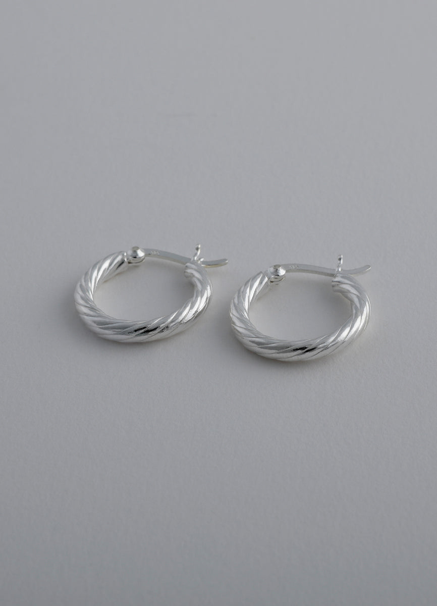 ツイストフープピアス (SV) Teilen