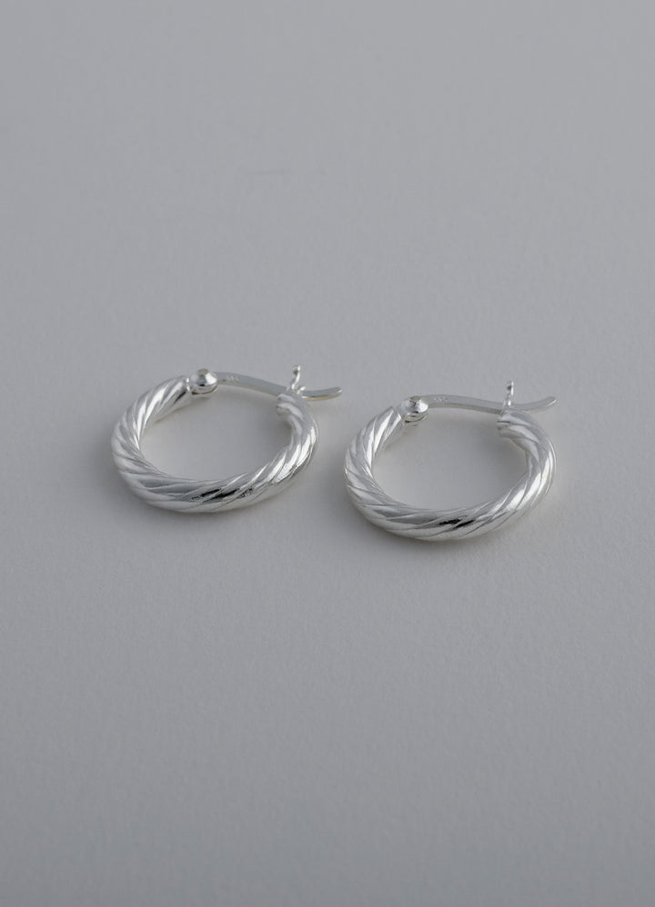 ツイストフープピアス (SV) Teilen