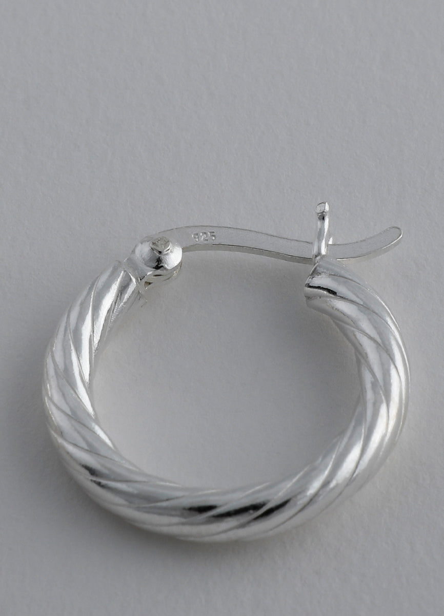 ツイストフープピアス (SV) Teilen