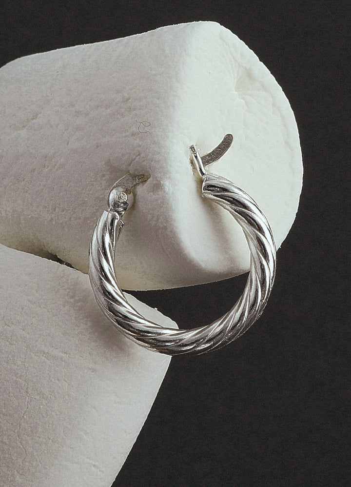 ツイストフープピアス (SV) Teilen