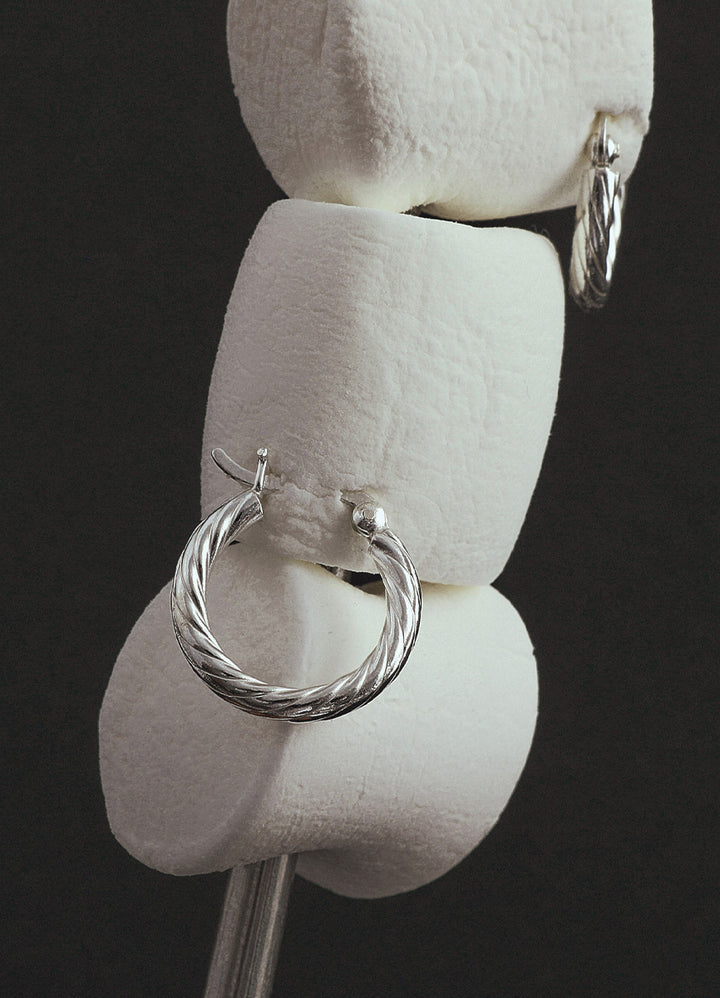 ツイストフープピアス (SV) Teilen