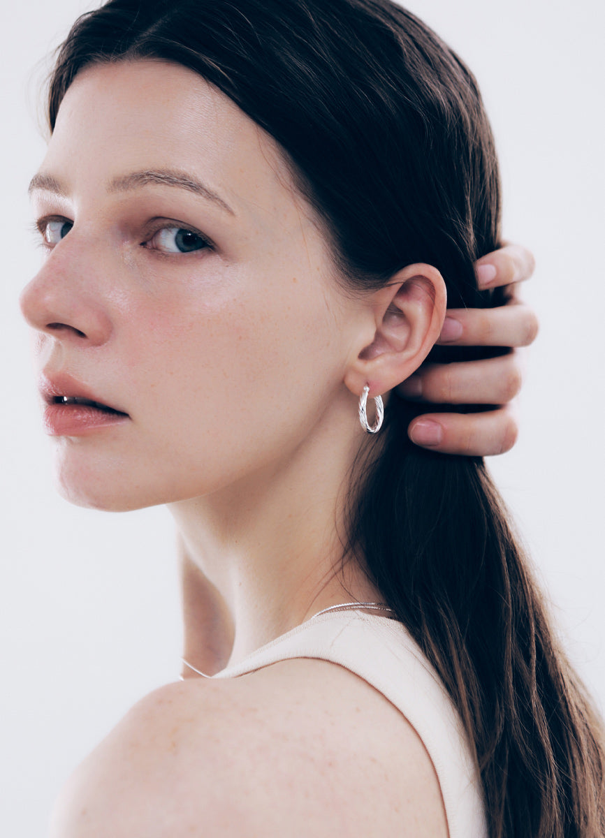 ツイストフープピアス (SV) Teilen