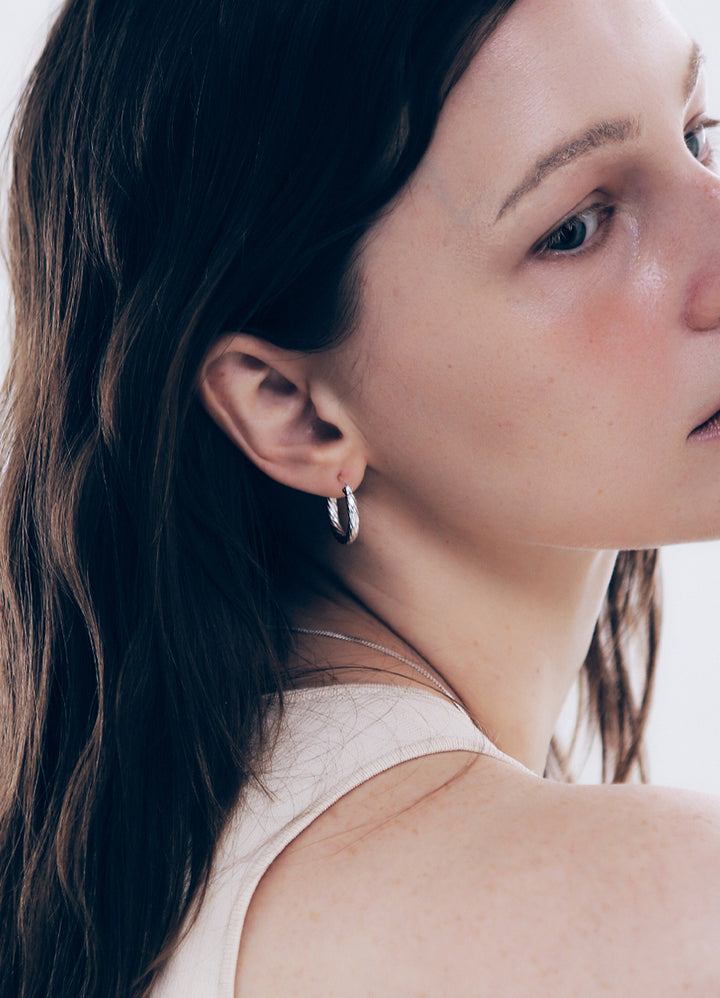 ツイストフープピアス (SV) Teilen