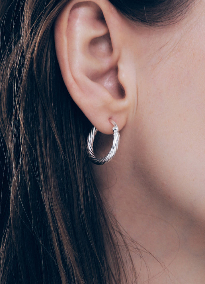 ツイストフープピアス (SV) Teilen