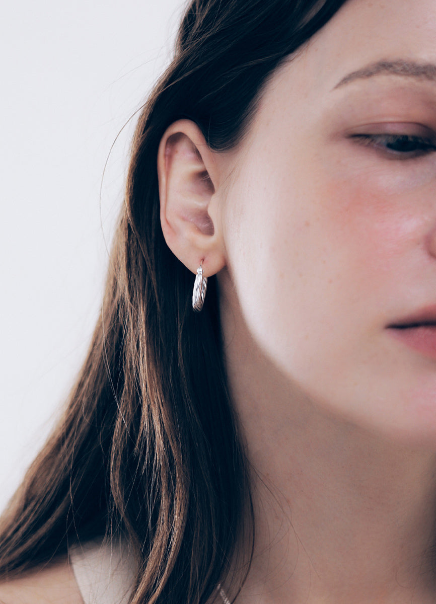 ツイストフープピアス (SV) Teilen