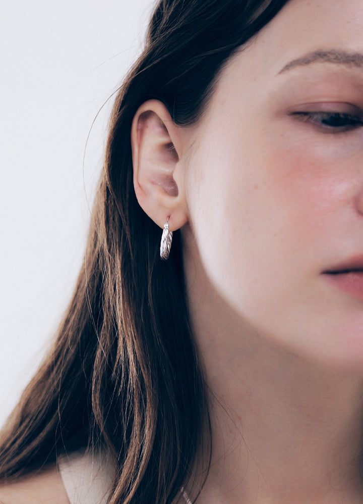 ツイストフープピアス (SV) Teilen