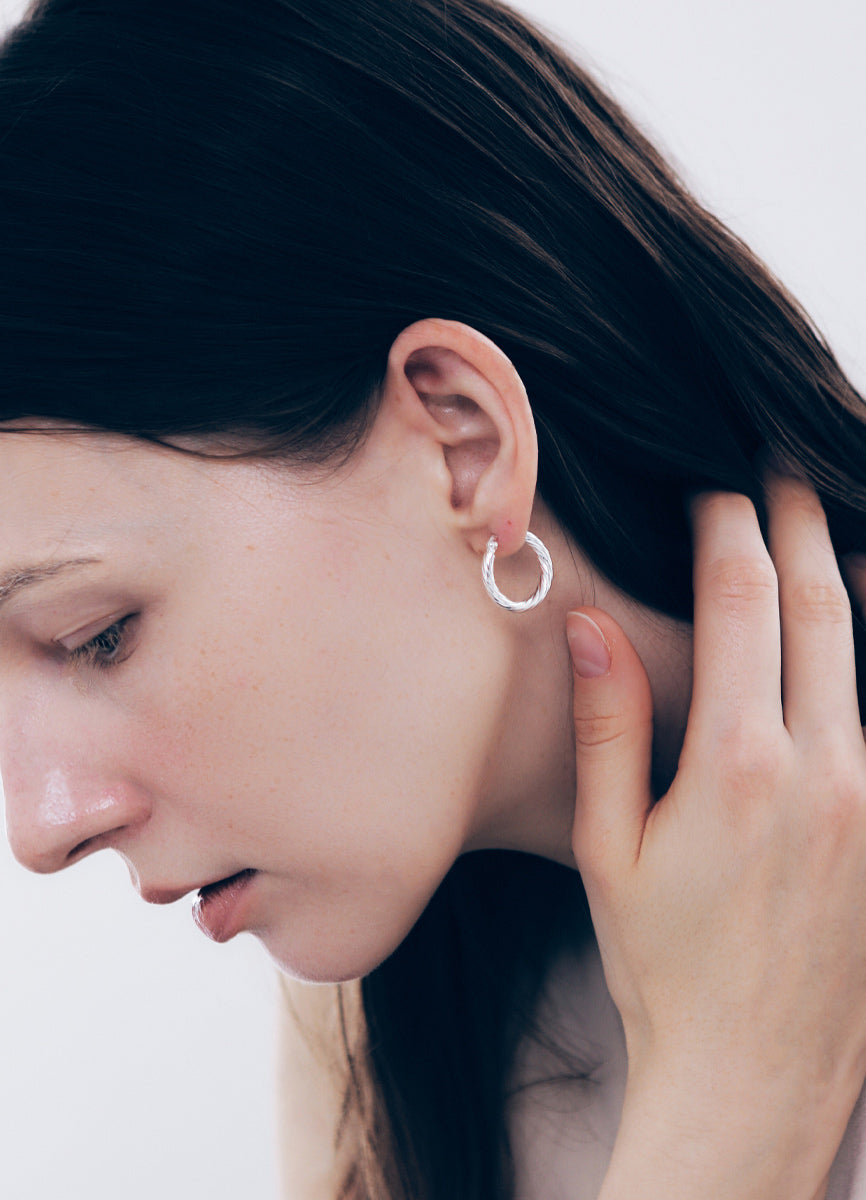 ツイストフープピアス (SV) Teilen