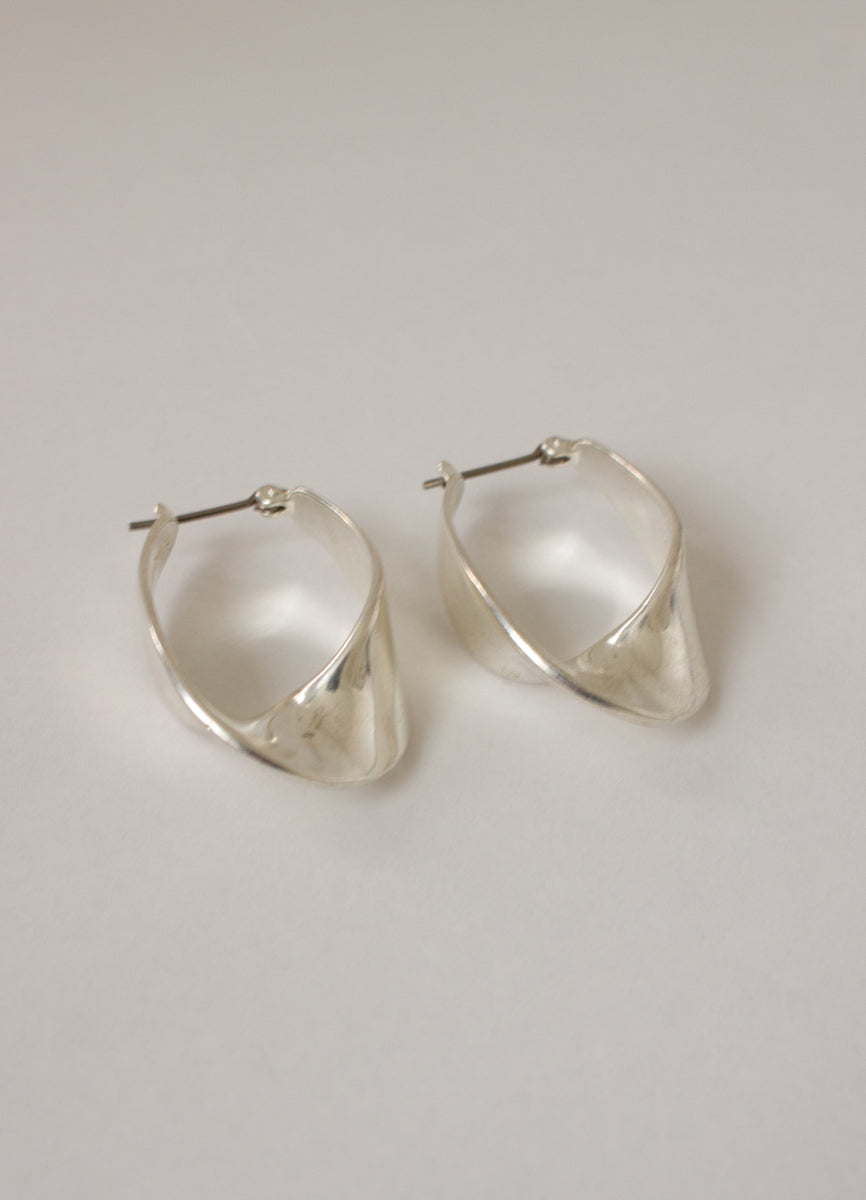 SALE ツイストピアス (BS) Teilen