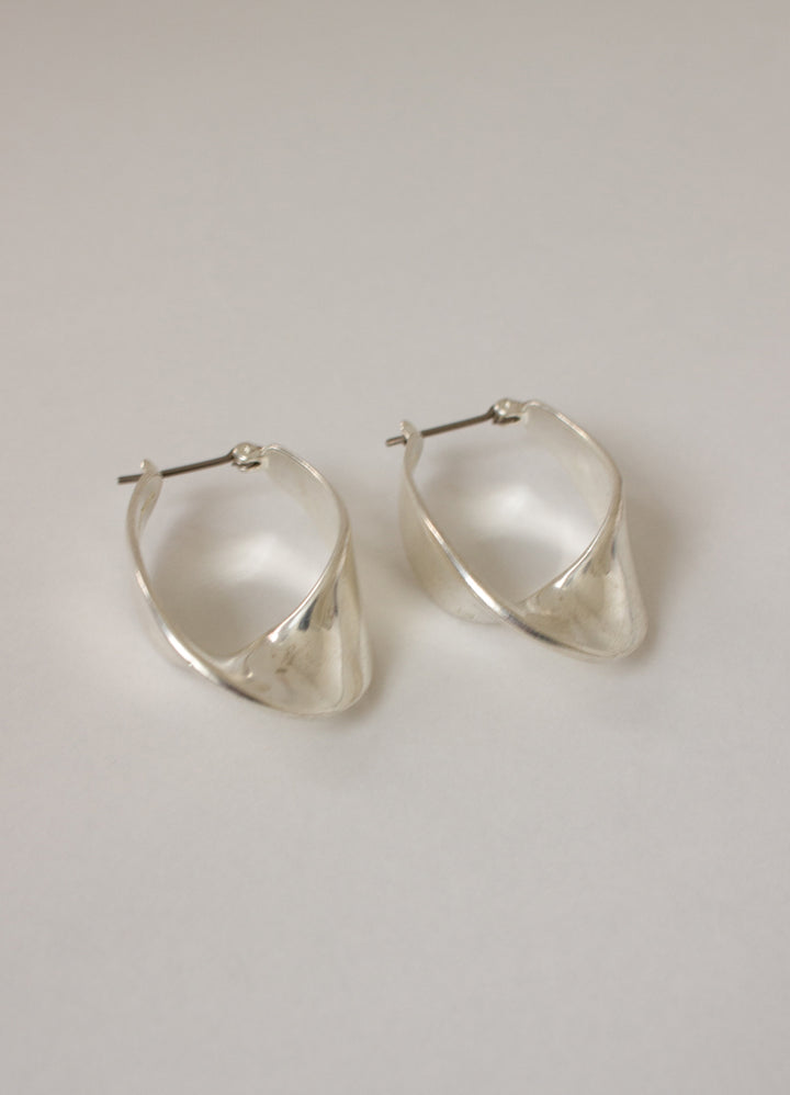 SALE ツイストピアス (BS) Teilen