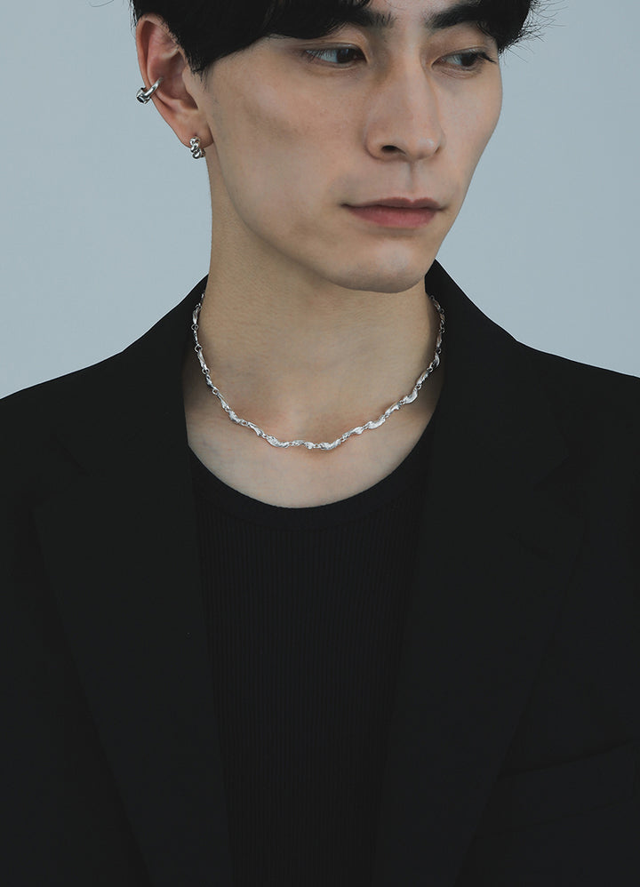 MATOIのアンジュレーションネックレス（真鍮/シルバー925コーティング）の着用・商品イメージ